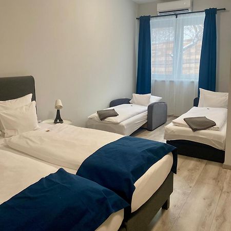 Vecsesi Rendezvenykoezpont Es Panzio Bed & Breakfast Bagian luar foto