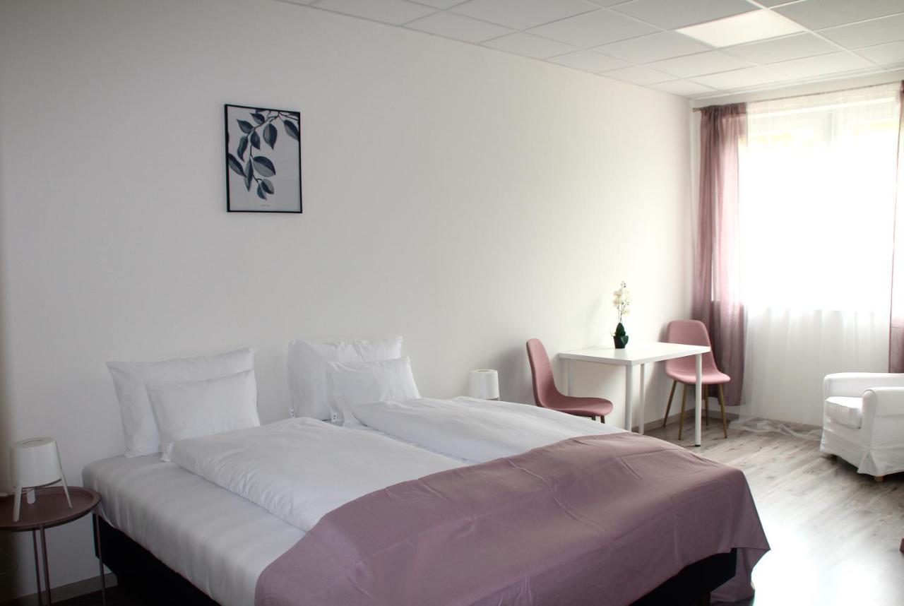 Vecsesi Rendezvenykoezpont Es Panzio Bed & Breakfast Bagian luar foto