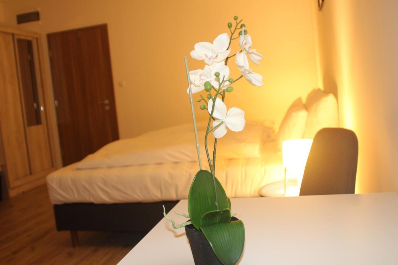 Vecsesi Rendezvenykoezpont Es Panzio Bed & Breakfast Bagian luar foto