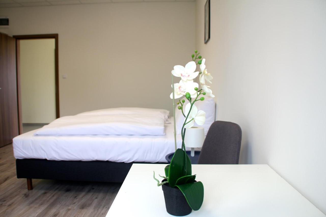 Vecsesi Rendezvenykoezpont Es Panzio Bed & Breakfast Bagian luar foto
