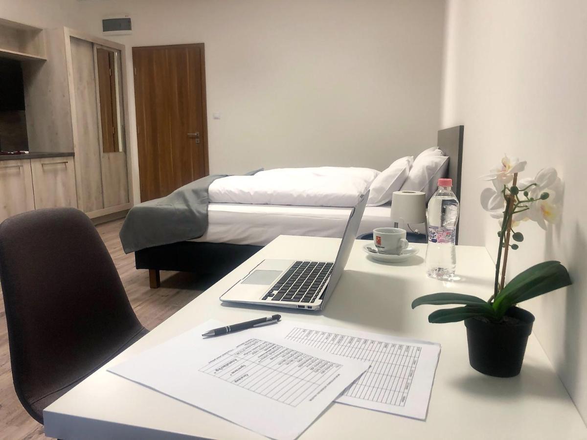 Vecsesi Rendezvenykoezpont Es Panzio Bed & Breakfast Bagian luar foto
