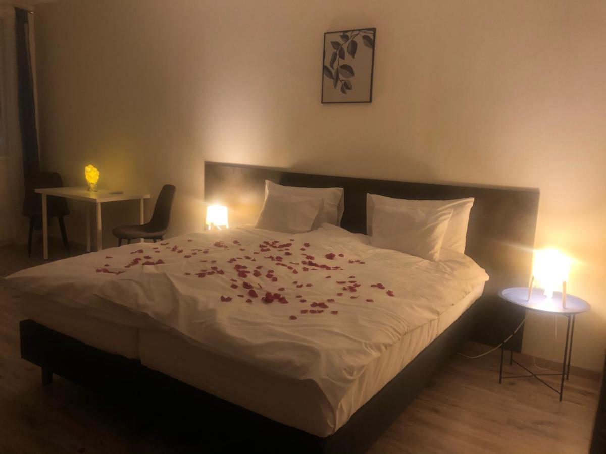 Vecsesi Rendezvenykoezpont Es Panzio Bed & Breakfast Bagian luar foto