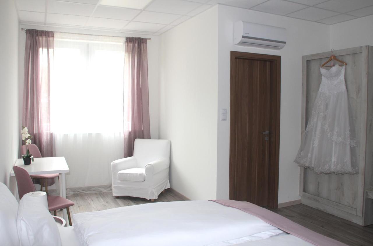 Vecsesi Rendezvenykoezpont Es Panzio Bed & Breakfast Bagian luar foto