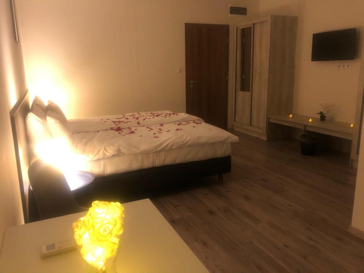 Vecsesi Rendezvenykoezpont Es Panzio Bed & Breakfast Bagian luar foto