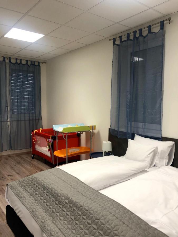 Vecsesi Rendezvenykoezpont Es Panzio Bed & Breakfast Bagian luar foto