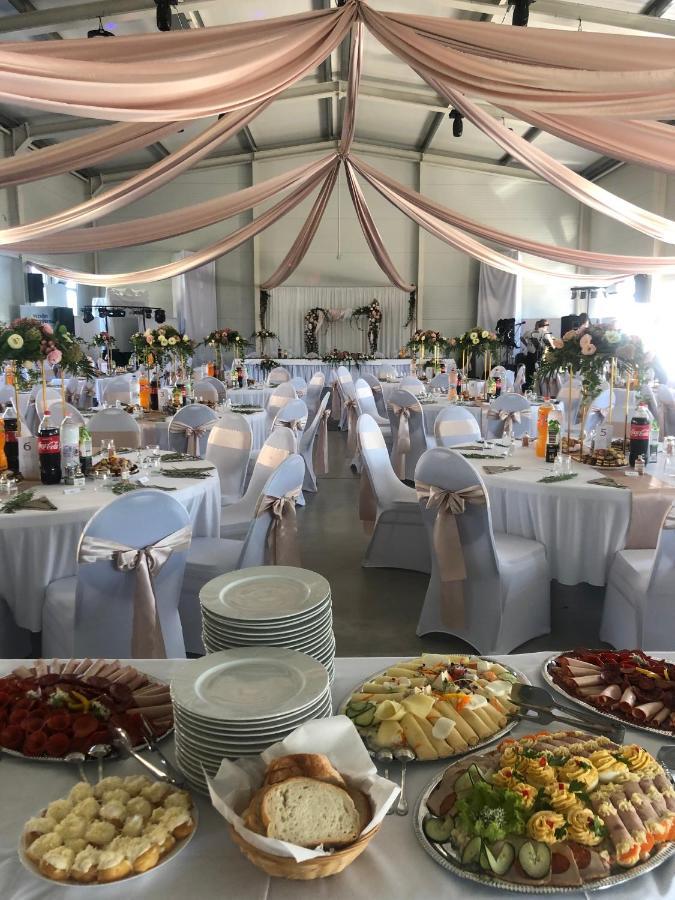 Vecsesi Rendezvenykoezpont Es Panzio Bed & Breakfast Bagian luar foto