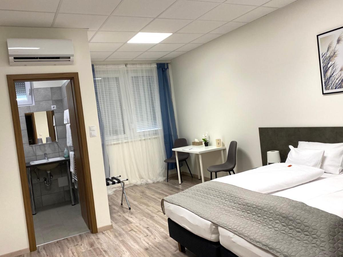 Vecsesi Rendezvenykoezpont Es Panzio Bed & Breakfast Bagian luar foto