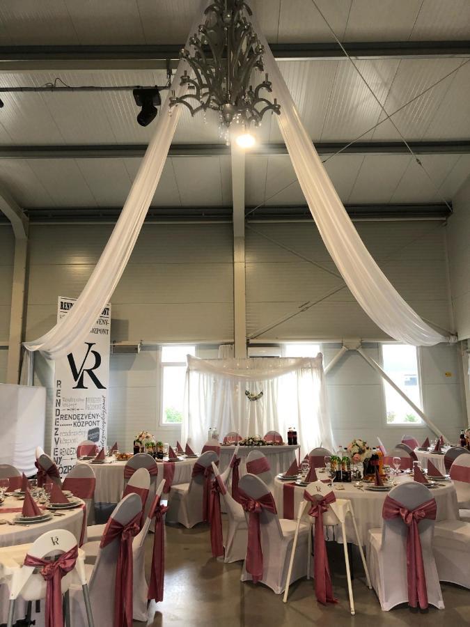 Vecsesi Rendezvenykoezpont Es Panzio Bed & Breakfast Bagian luar foto