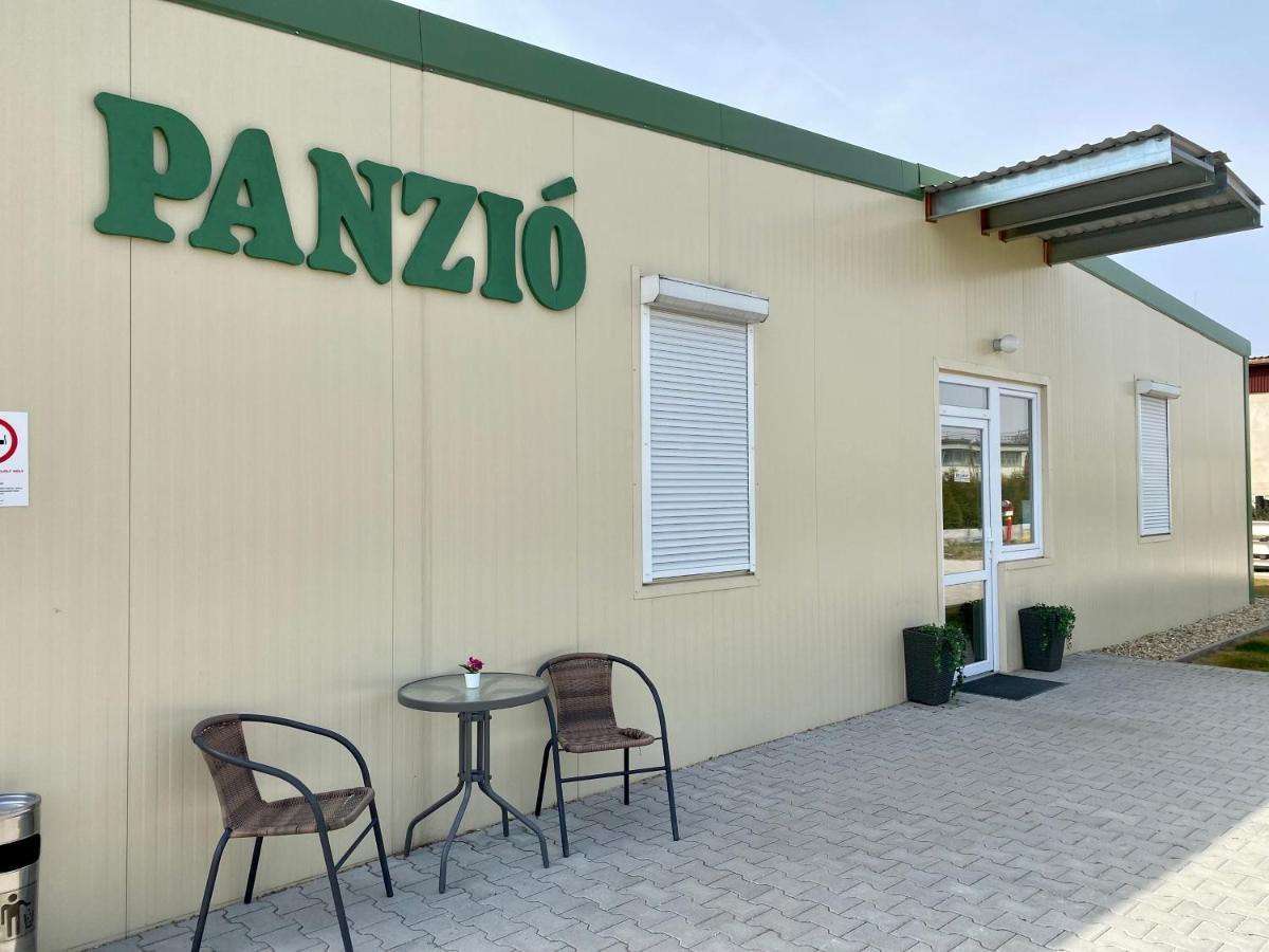 Vecsesi Rendezvenykoezpont Es Panzio Bed & Breakfast Bagian luar foto