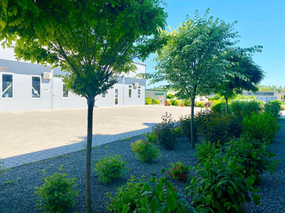 Vecsesi Rendezvenykoezpont Es Panzio Bed & Breakfast Bagian luar foto