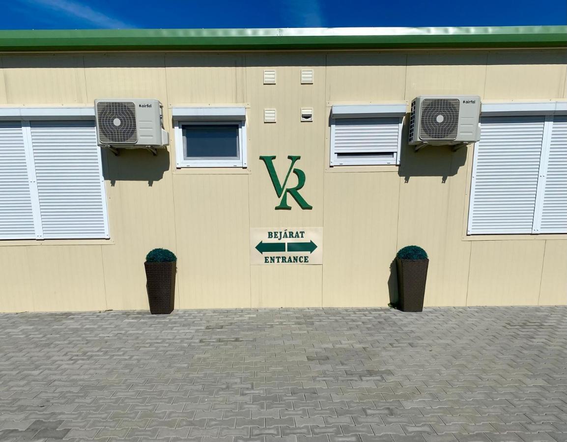 Vecsesi Rendezvenykoezpont Es Panzio Bed & Breakfast Bagian luar foto