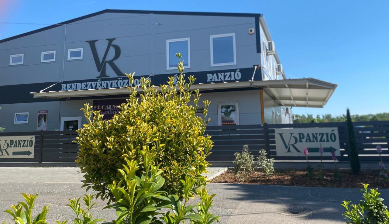Vecsesi Rendezvenykoezpont Es Panzio Bed & Breakfast Bagian luar foto