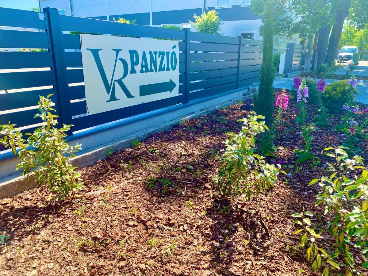 Vecsesi Rendezvenykoezpont Es Panzio Bed & Breakfast Bagian luar foto