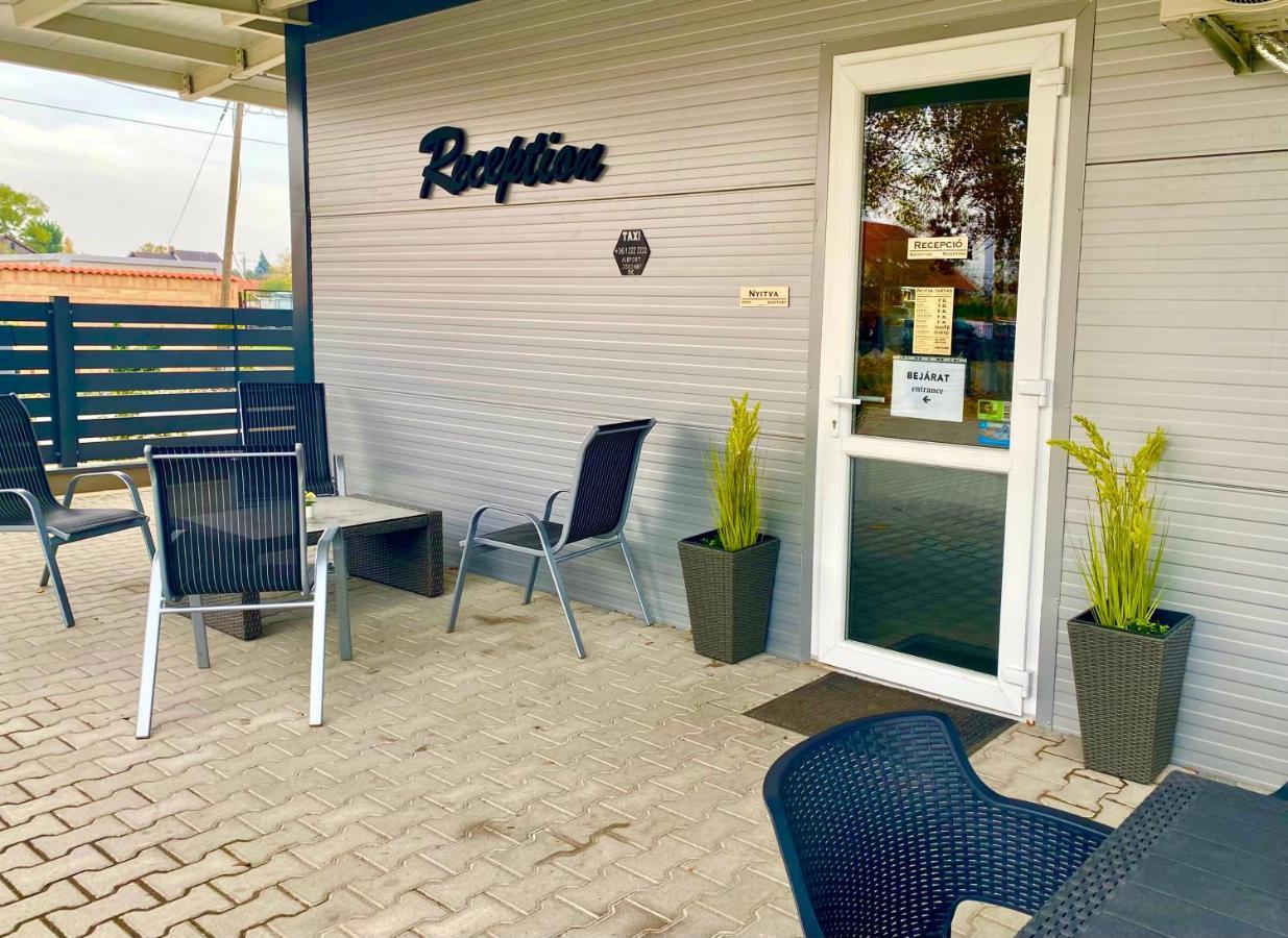 Vecsesi Rendezvenykoezpont Es Panzio Bed & Breakfast Bagian luar foto