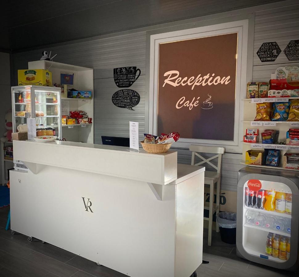 Vecsesi Rendezvenykoezpont Es Panzio Bed & Breakfast Bagian luar foto