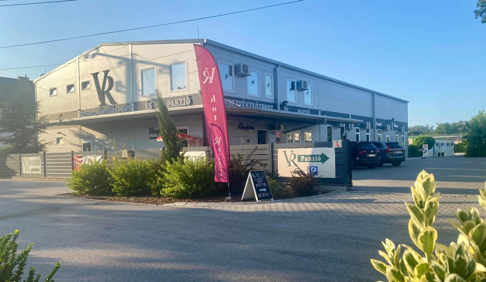 Vecsesi Rendezvenykoezpont Es Panzio Bed & Breakfast Bagian luar foto