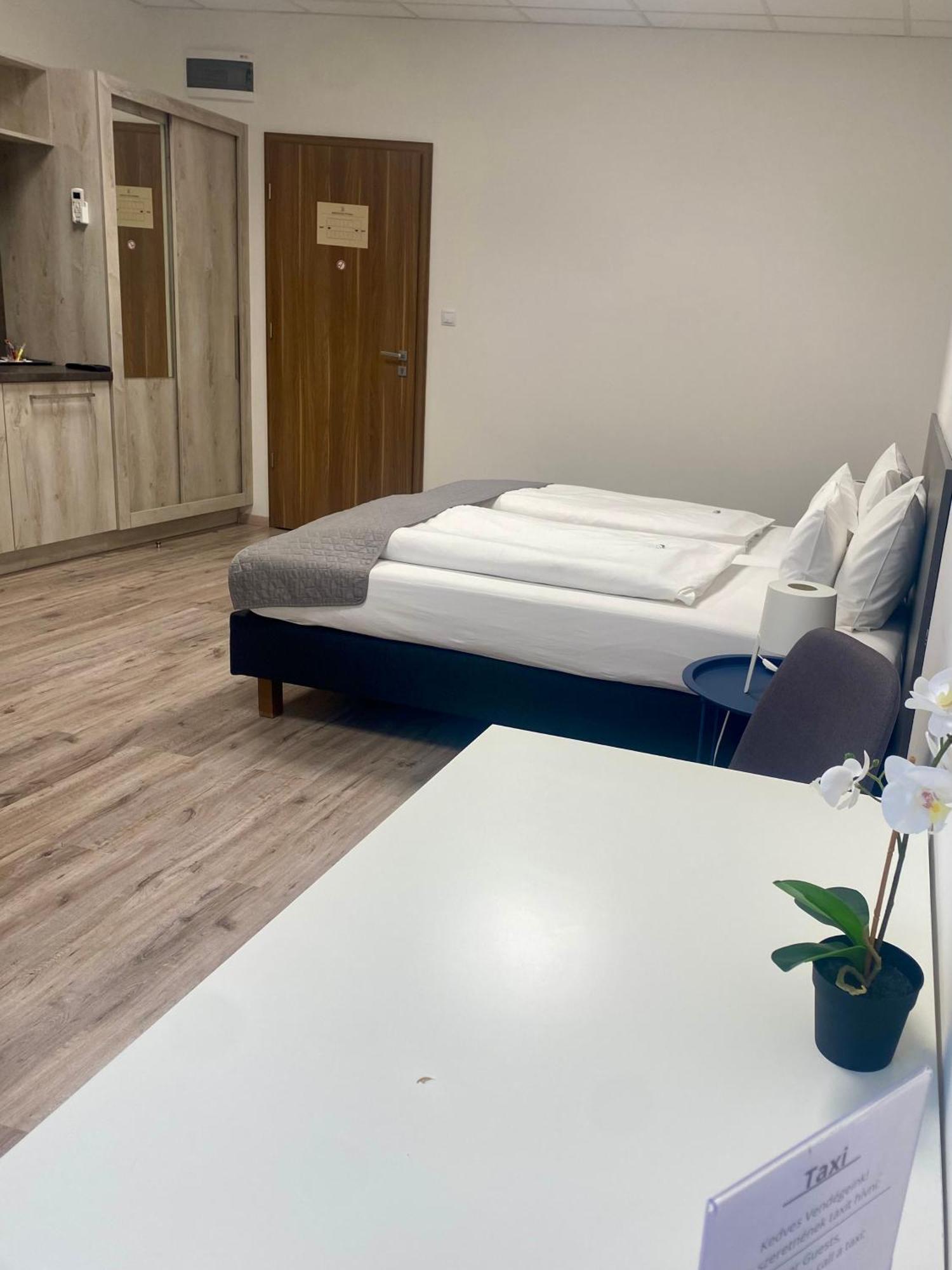 Vecsesi Rendezvenykoezpont Es Panzio Bed & Breakfast Bagian luar foto