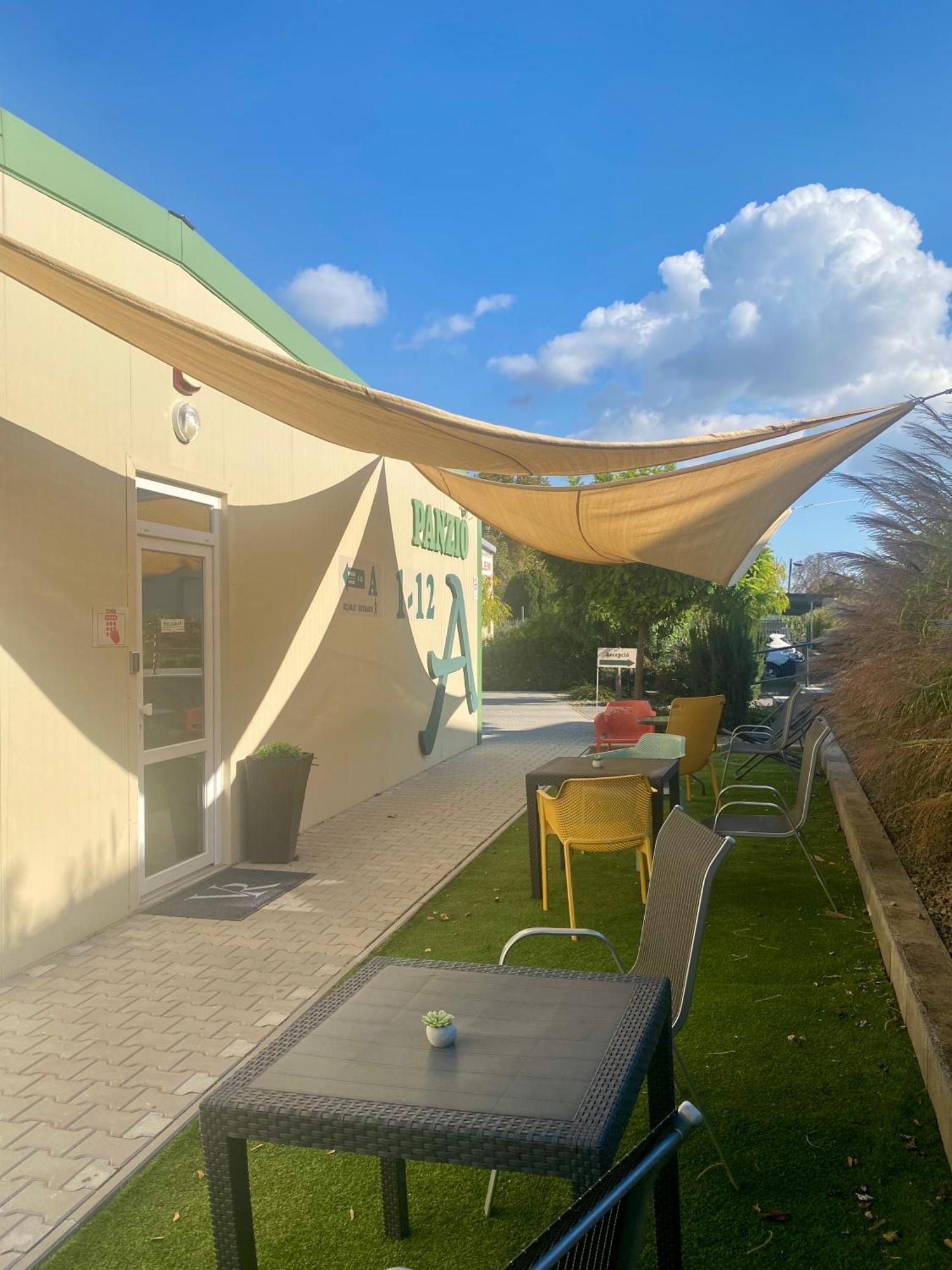 Vecsesi Rendezvenykoezpont Es Panzio Bed & Breakfast Bagian luar foto