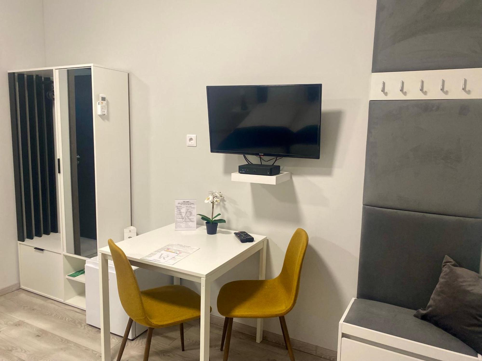 Vecsesi Rendezvenykoezpont Es Panzio Bed & Breakfast Bagian luar foto