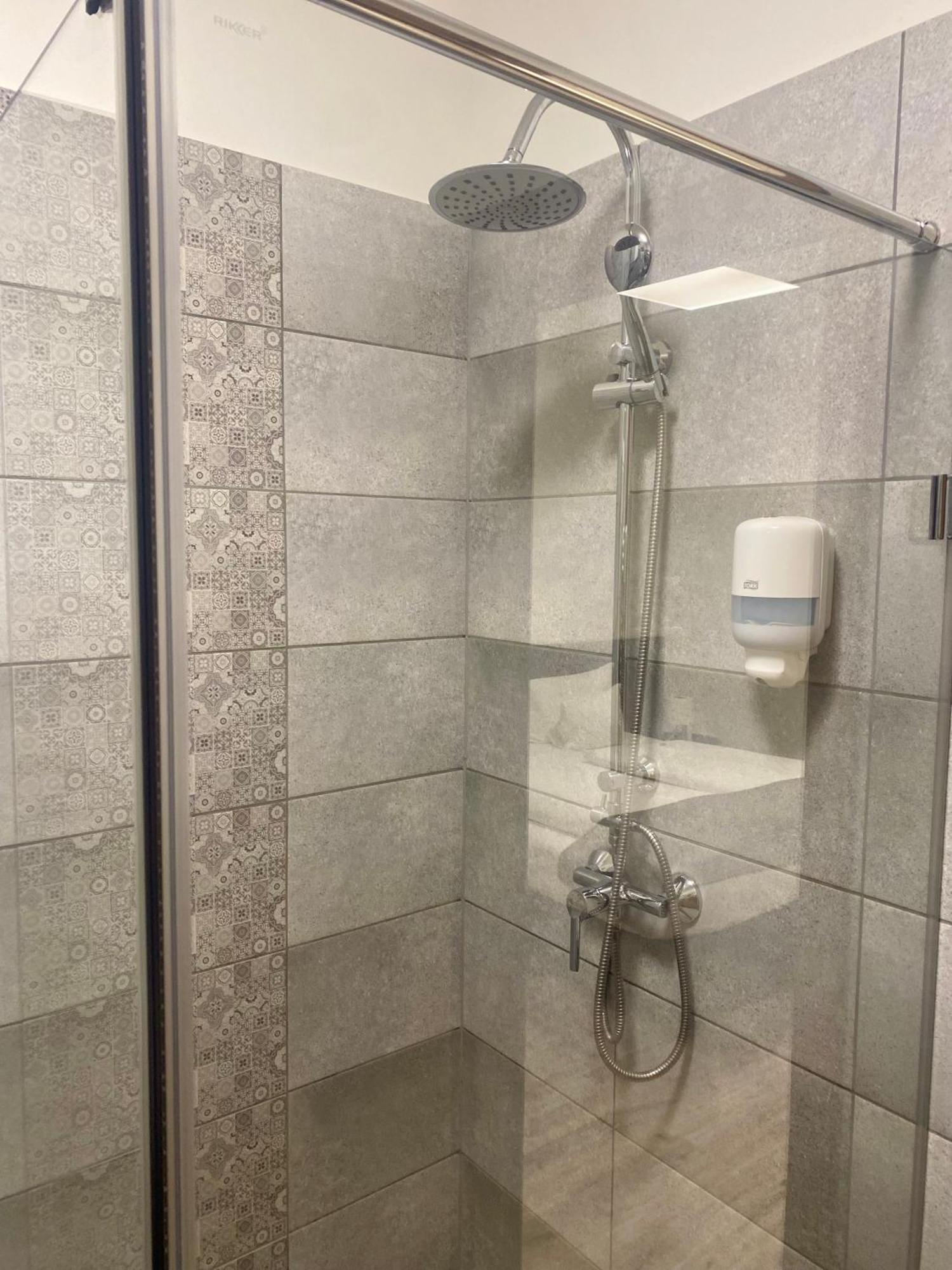 Vecsesi Rendezvenykoezpont Es Panzio Bed & Breakfast Bagian luar foto