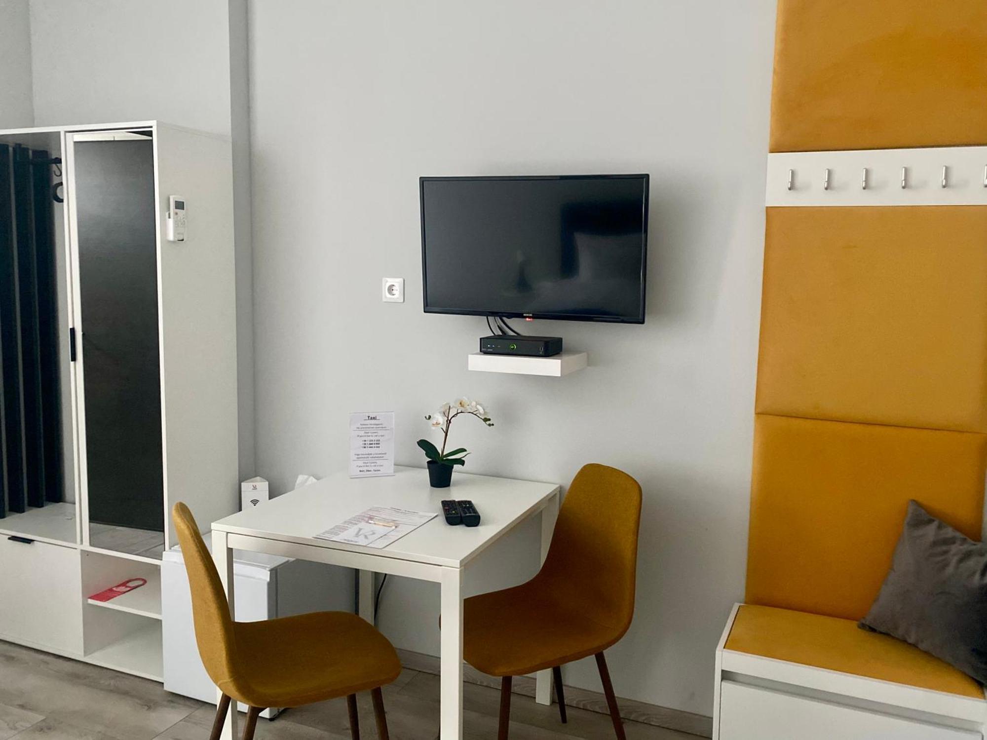Vecsesi Rendezvenykoezpont Es Panzio Bed & Breakfast Bagian luar foto