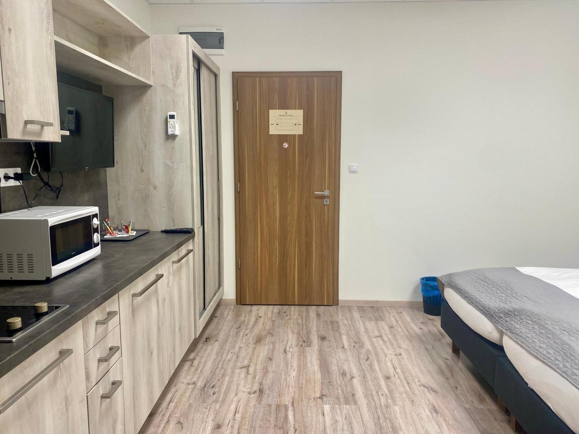Vecsesi Rendezvenykoezpont Es Panzio Bed & Breakfast Bagian luar foto