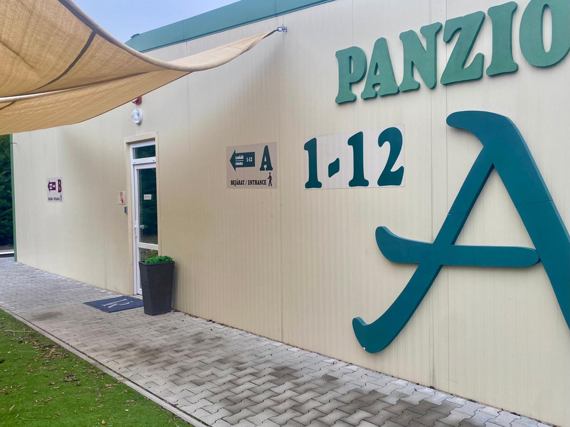 Vecsesi Rendezvenykoezpont Es Panzio Bed & Breakfast Bagian luar foto
