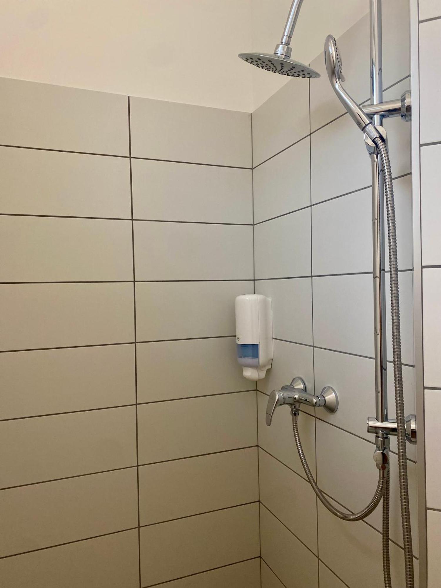 Vecsesi Rendezvenykoezpont Es Panzio Bed & Breakfast Bagian luar foto