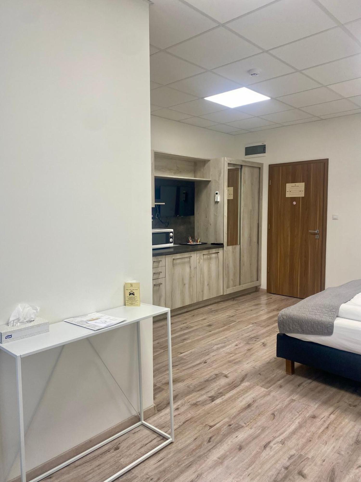 Vecsesi Rendezvenykoezpont Es Panzio Bed & Breakfast Bagian luar foto