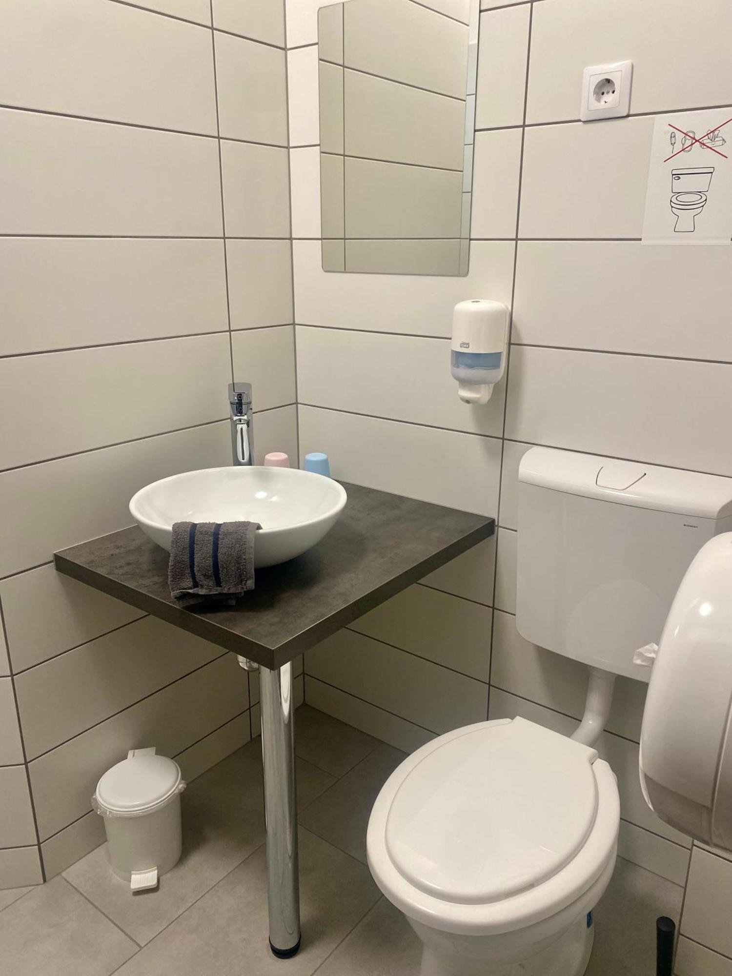 Vecsesi Rendezvenykoezpont Es Panzio Bed & Breakfast Bagian luar foto